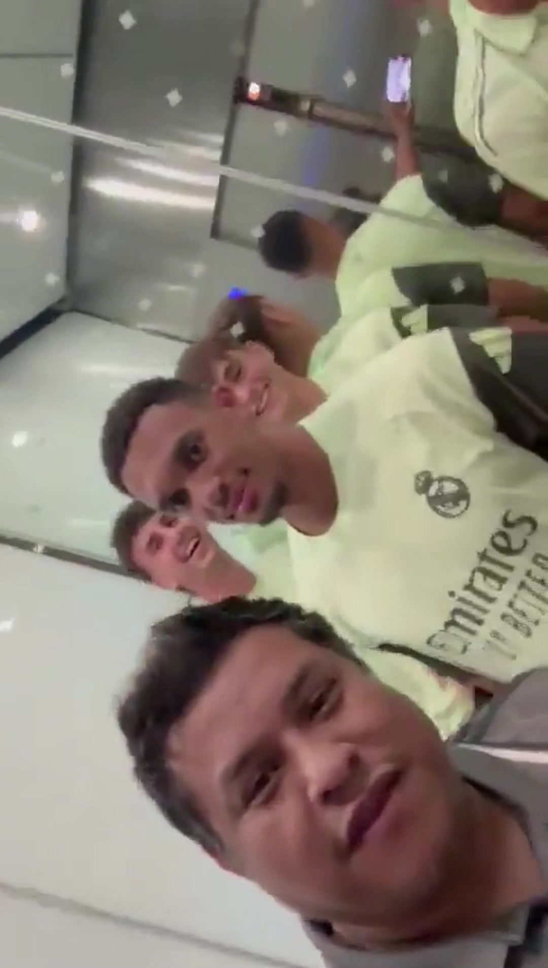 當(dāng)你在電梯里偶遇眾多皇馬球員