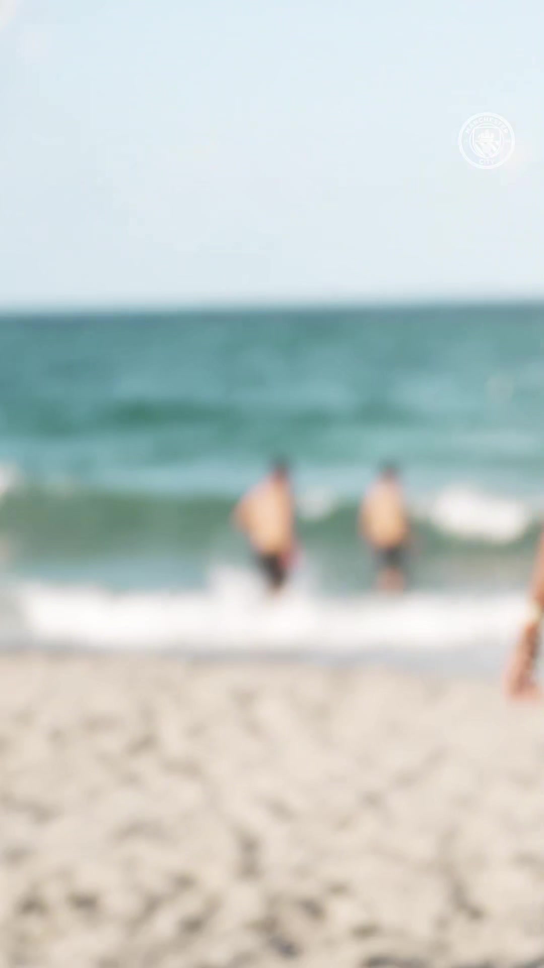 少見(jiàn)瓜帥這造型瓜迪奧拉和曼城球員在海灘上玩沙灘足球