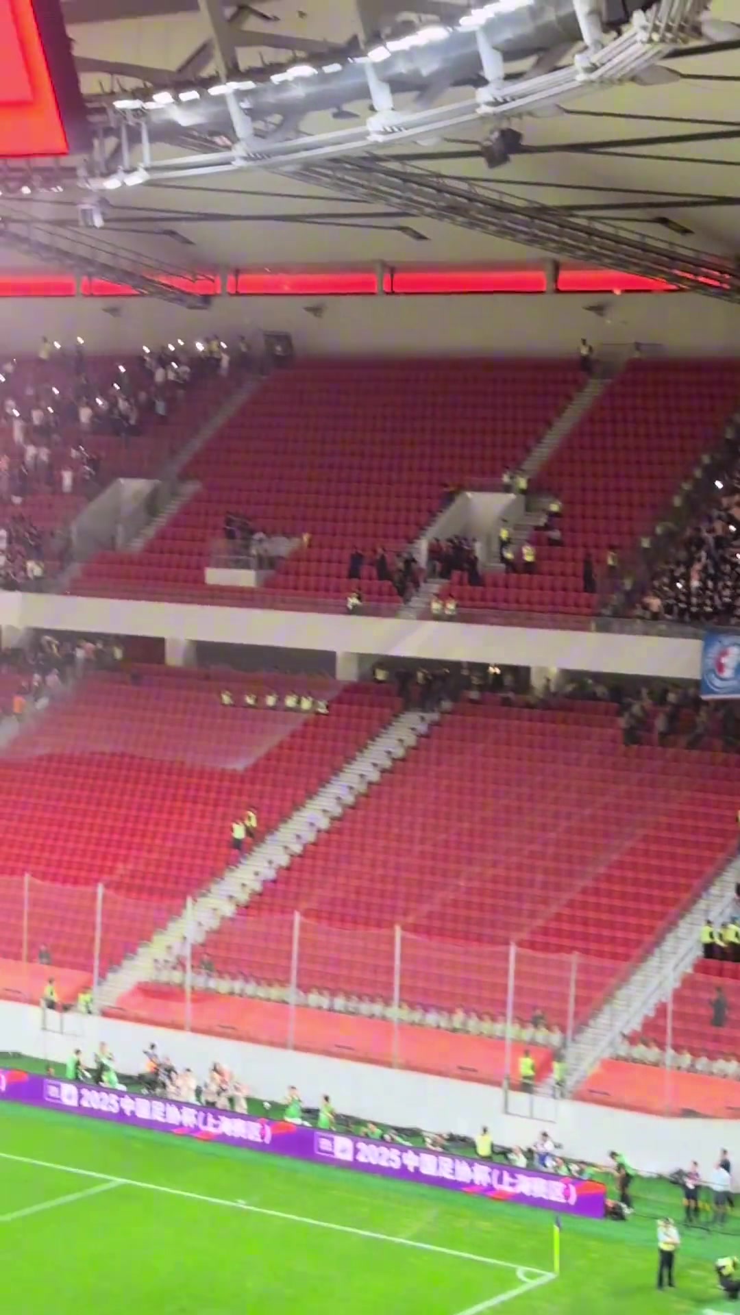 時(shí)隔12年申花再次客場(chǎng)擊敗同城對(duì)手賽后球員和球迷們都嗨翻了