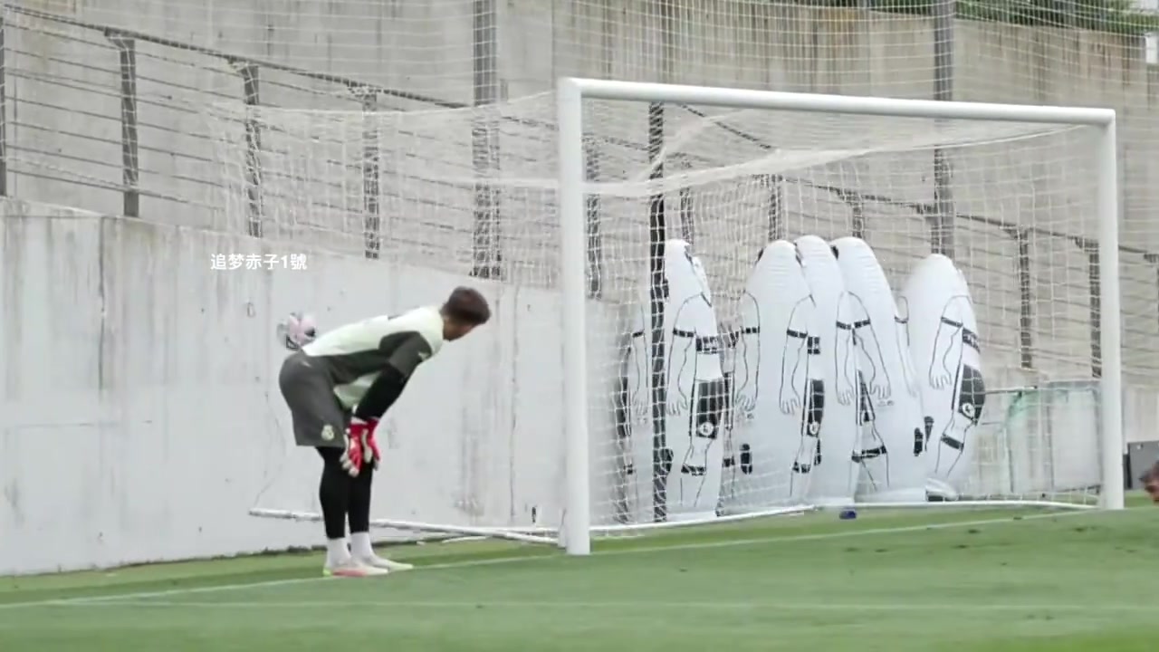 皇馬隊(duì)內(nèi)訓(xùn)練新援阿隆索親自上陣