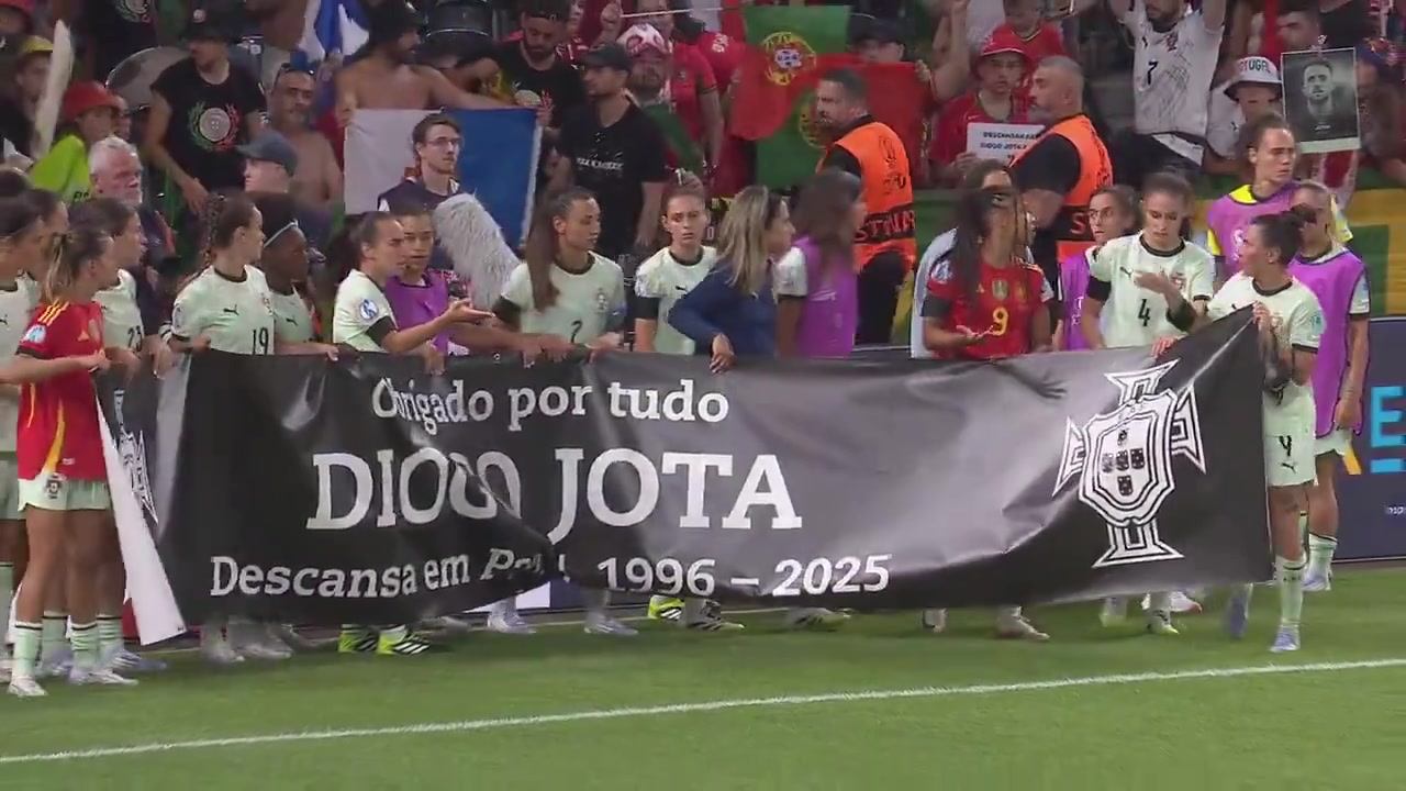 女足歐洲杯賽后葡萄牙與西班牙球員一起緬懷因車禍去世的若塔