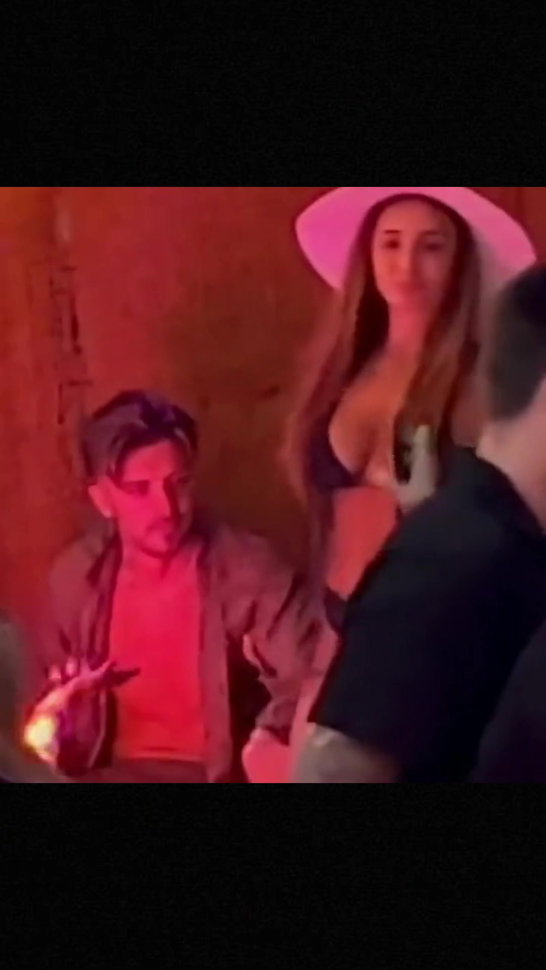 性感美人環(huán)繞格拉利什的快樂(lè)一般人體驗(yàn)不到