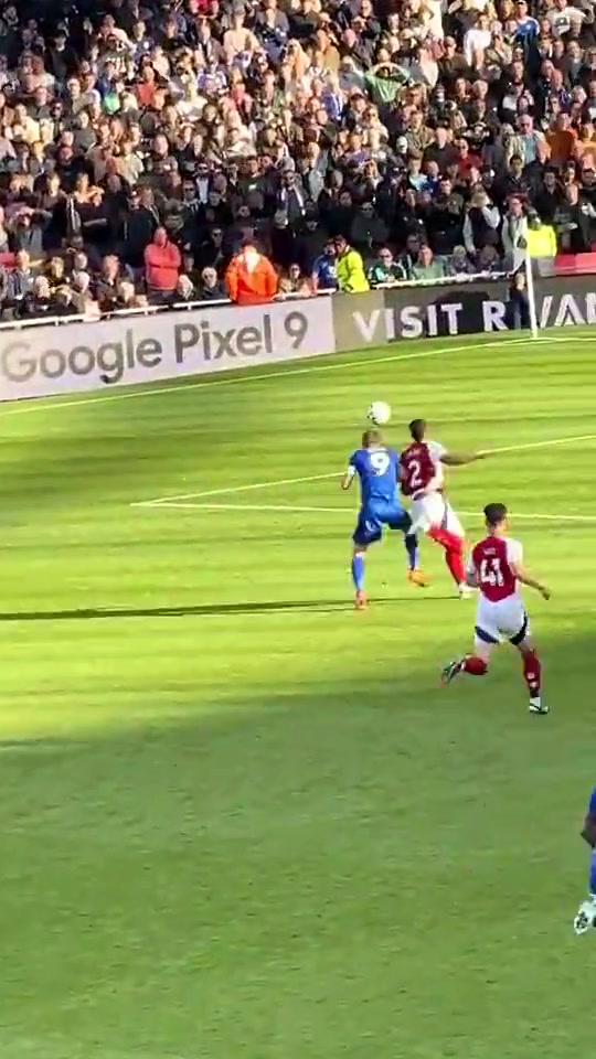 壯如牛當年瓦爾迪去撞薩利巴結(jié)果自己先倒下了太猛啦