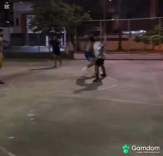 亂殺了孩子們庫(kù)尼亞回到巴西老家和朋友踢起五人制野球