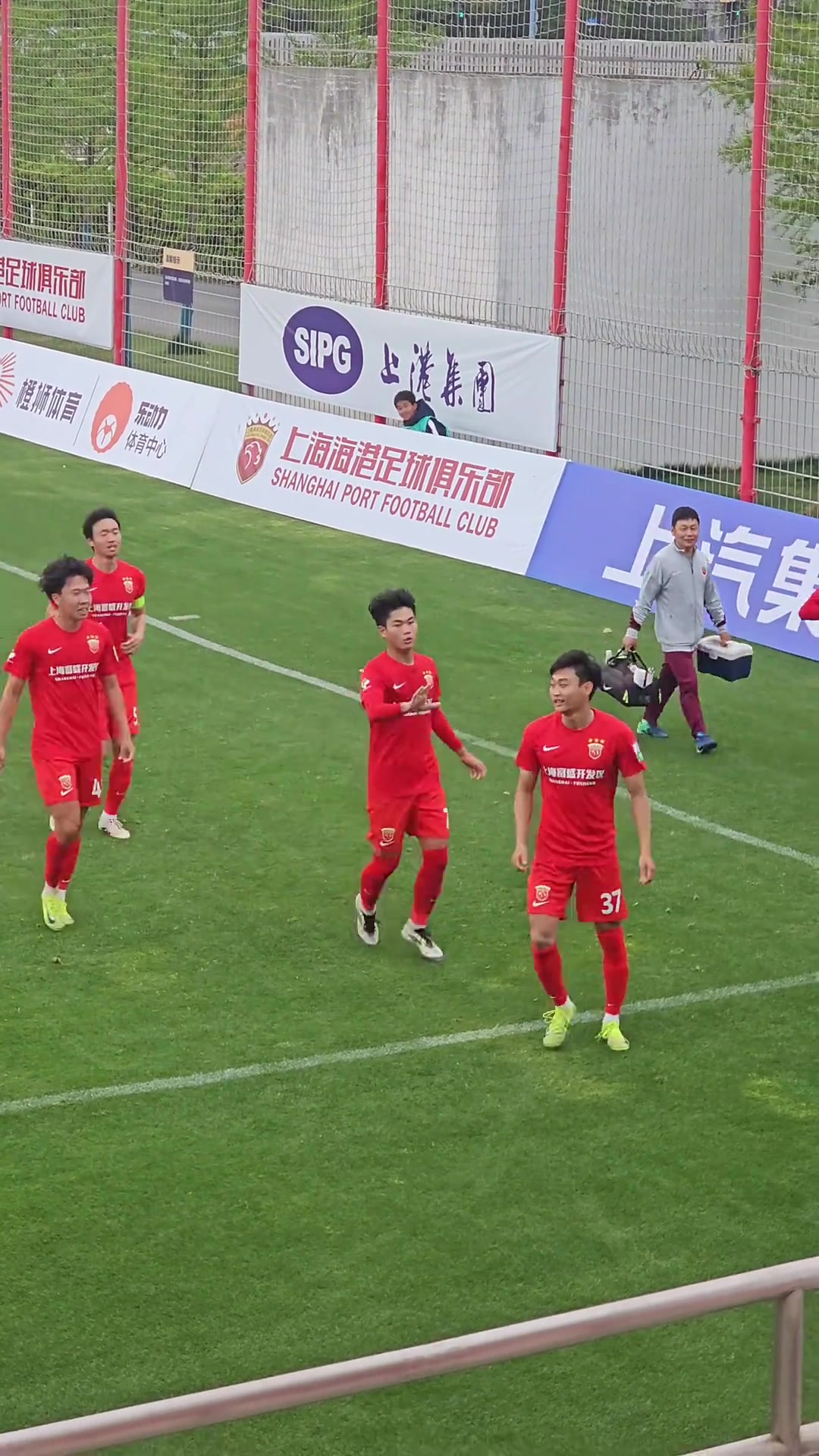 海港青年隊進球后跑去看臺挑釁球迷連隊醫(yī)都一起幫腔