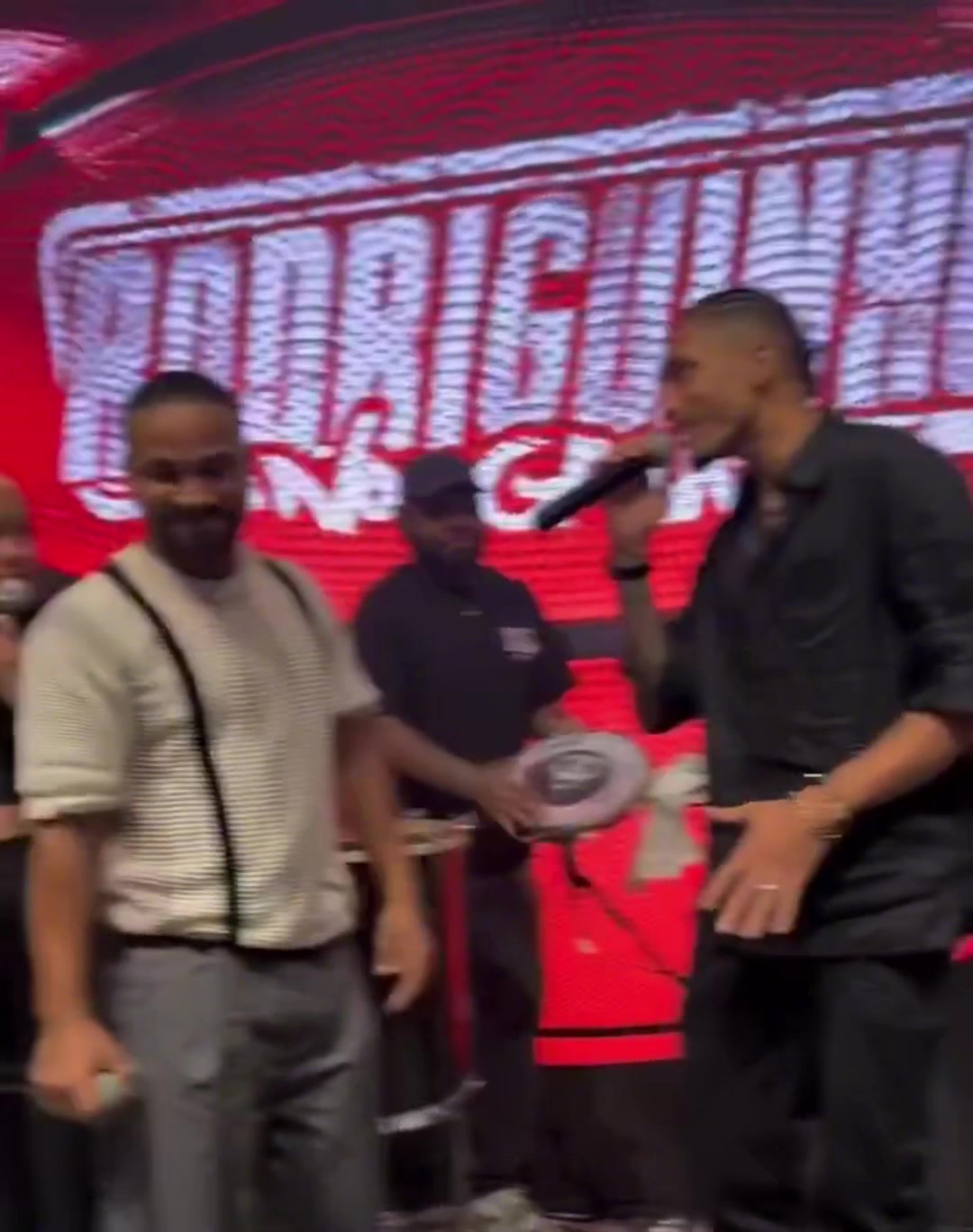 原來(lái)拉菲尼亞還很會(huì)唱歌還有什么是這個(gè)男人做不到的嗎