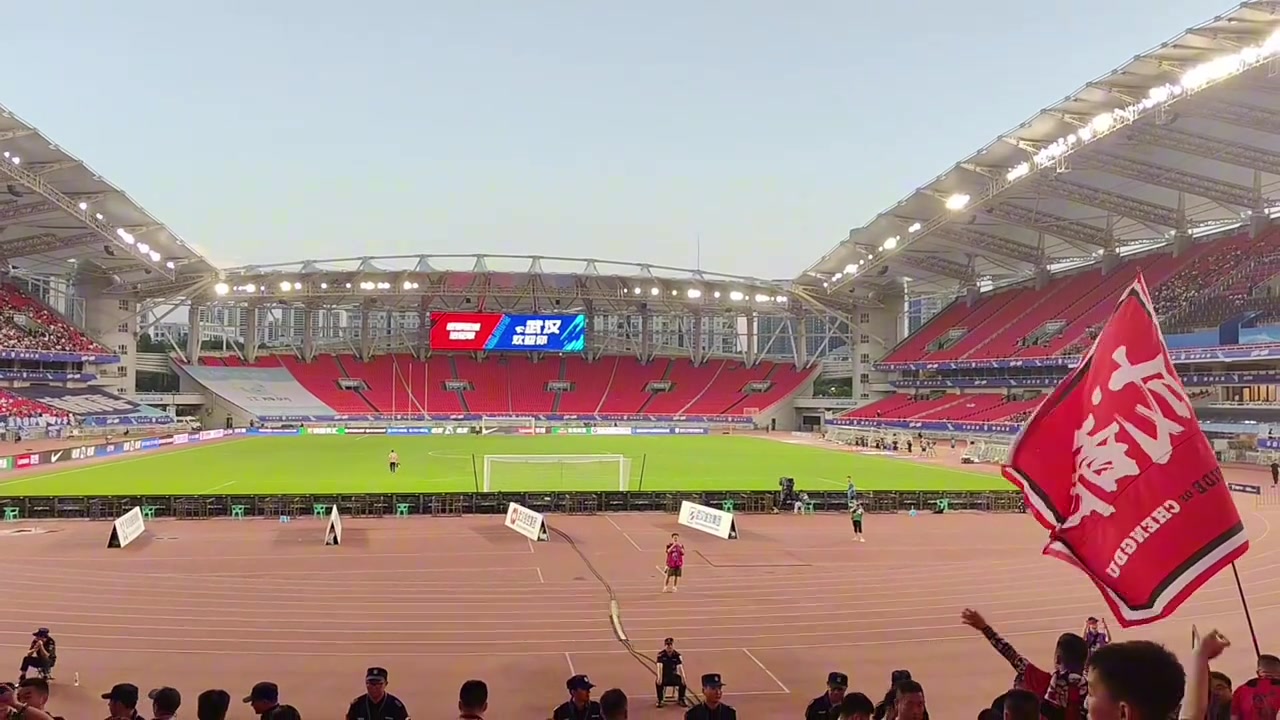 格局拉滿三鎮(zhèn)主場(chǎng)歡迎蓉城遠(yuǎn)征球迷并預(yù)祝球隊(duì)亞冠取得好成績(jī)