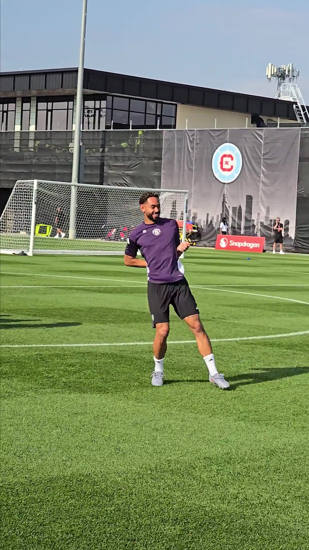 曼聯(lián)隊(duì)長(zhǎng)B費(fèi)在訓(xùn)練場(chǎng)欺負(fù)新人庫(kù)尼亞狼王差點(diǎn)沒(méi)被笑死