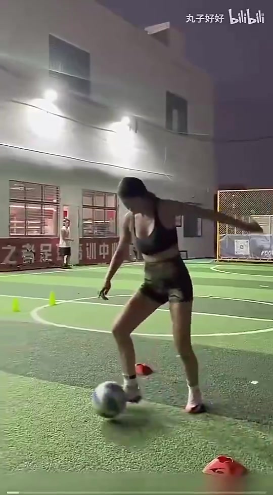 張曼源這素顏看起來真不錯(cuò)此前踢球時(shí)練得渾身是汗啊