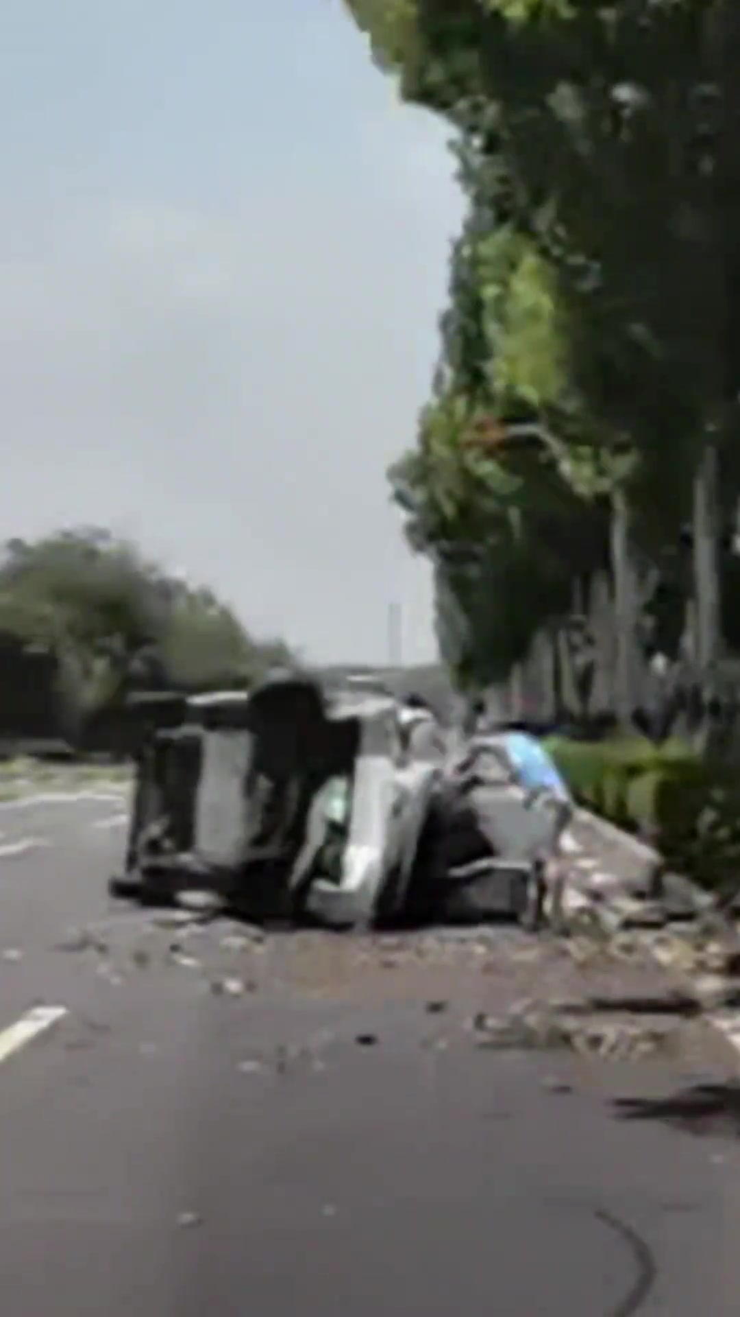 真牛啊曼城球迷在車禍現(xiàn)場手撕前風擋救出了受困人士