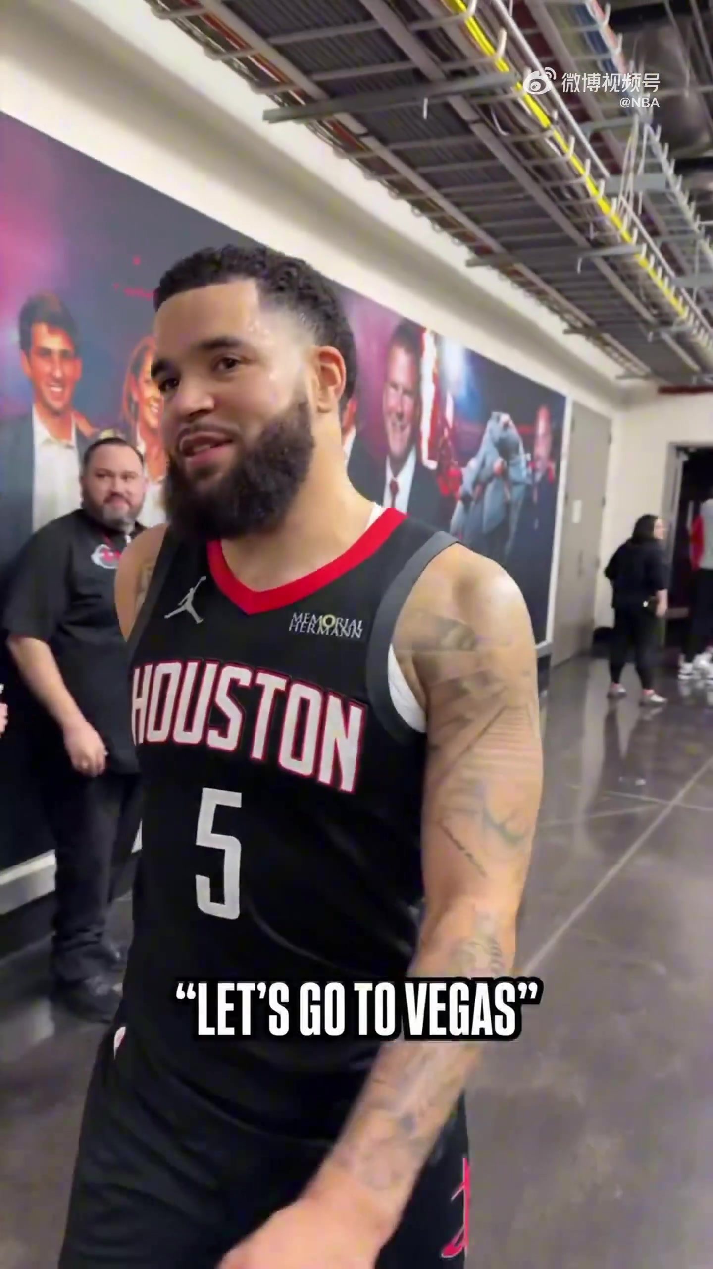 喜笑顏開范喬丹在球員通道開心表示拿下勝利啟程賭城