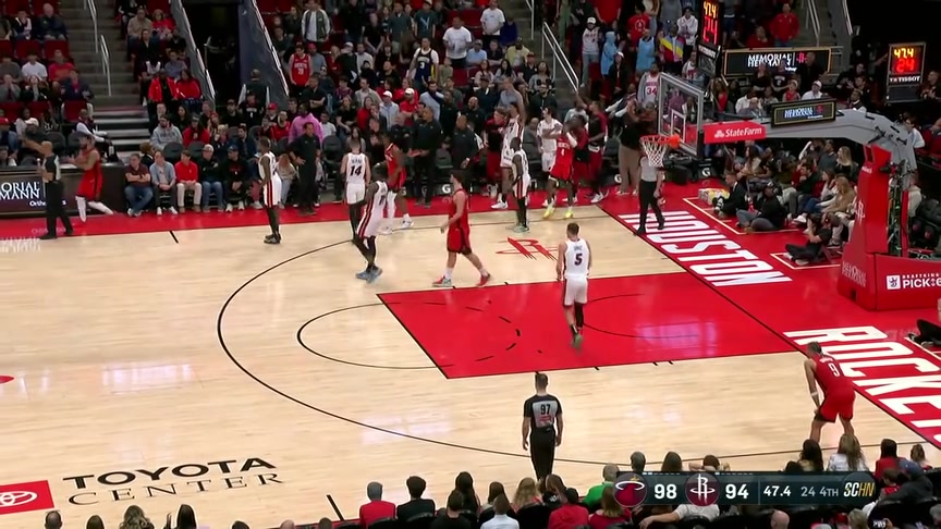 不慣著范弗里特被吹五秒發(fā)球違例不滿判罰緊貼裁判抱怨遭驅(qū)逐