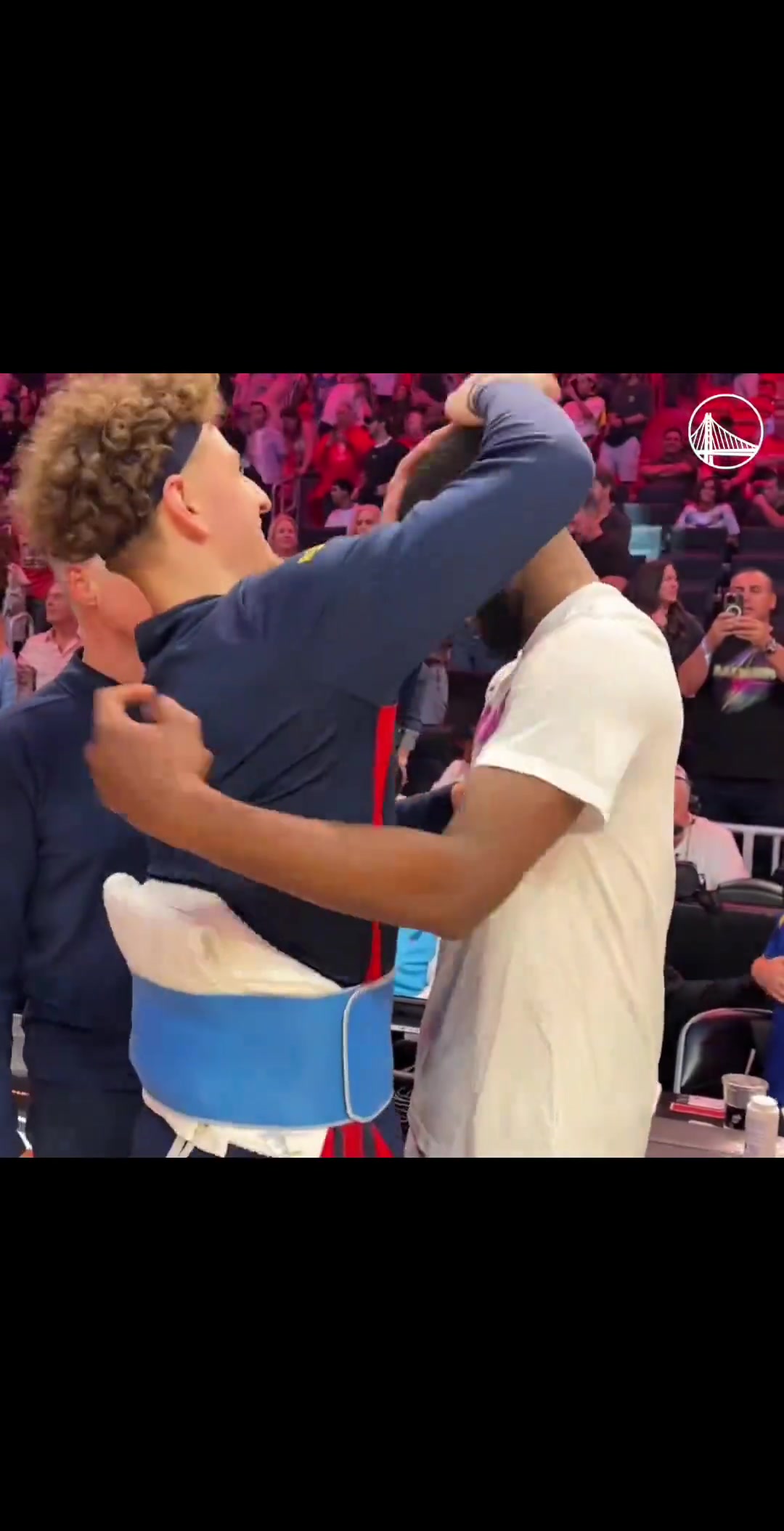 淚目勇士球員賽后一一擁抱維金斯看得出來大家都喜歡嘴哥