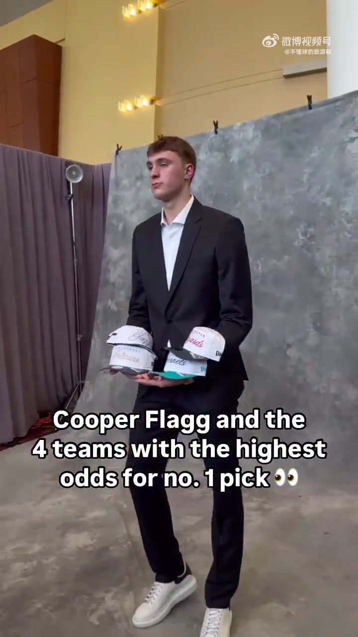 沒想到吧弗拉格在抽簽前拿著前四球隊帽子拍照結(jié)果是俠爆冷