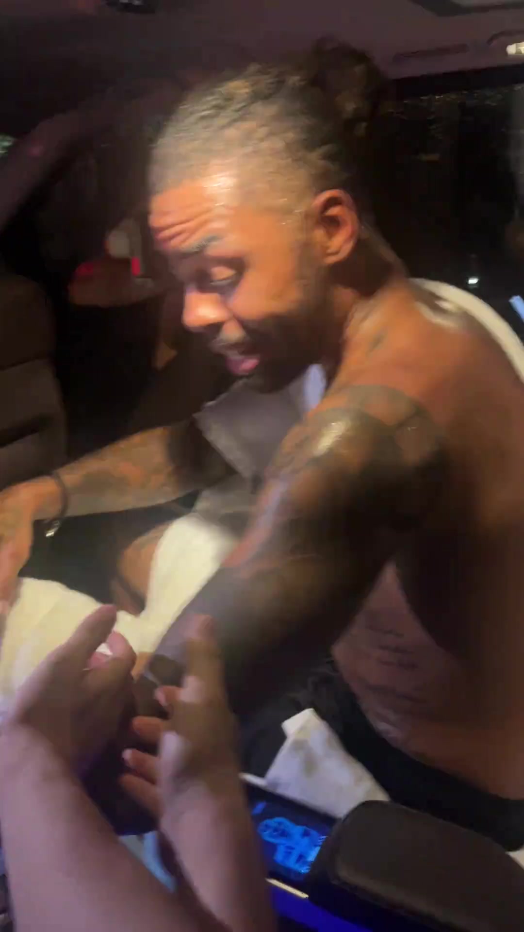 太熱情了拉塞爾中國行坐車離開球迷們被團團圍住