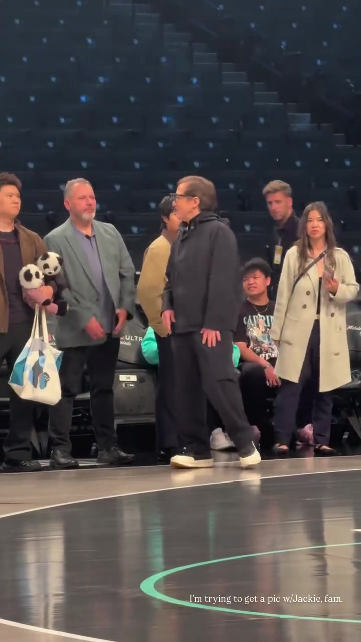 71歲成龍現(xiàn)身巴克萊中心看女籃比賽她們投籃怎么那么準