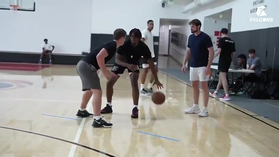 曾經(jīng)一起訓(xùn)練的三人目前來看哈利應(yīng)該是最出眾的