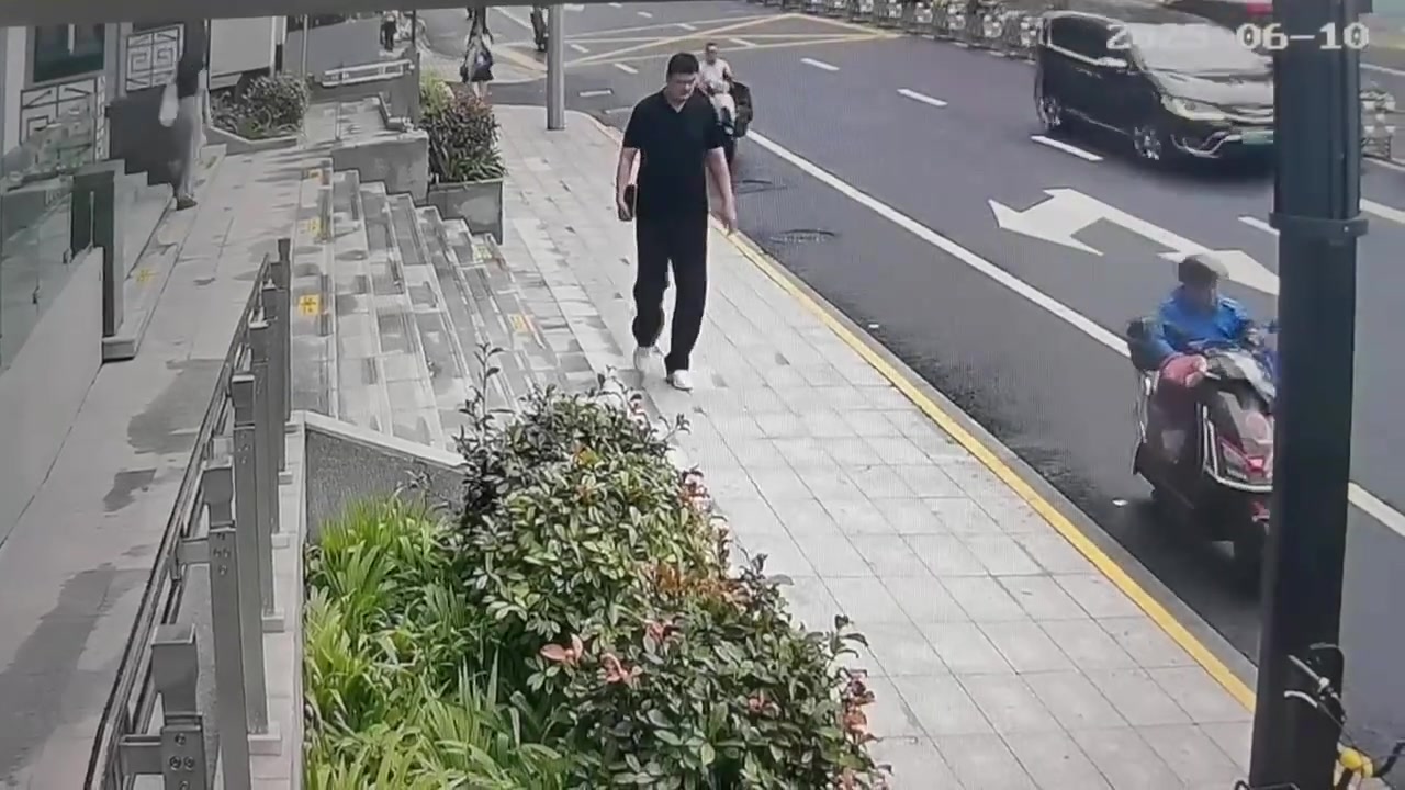 太太太顯眼了姚明近日走路被路人翻監(jiān)控看到 行人拿手機(jī)拍攝