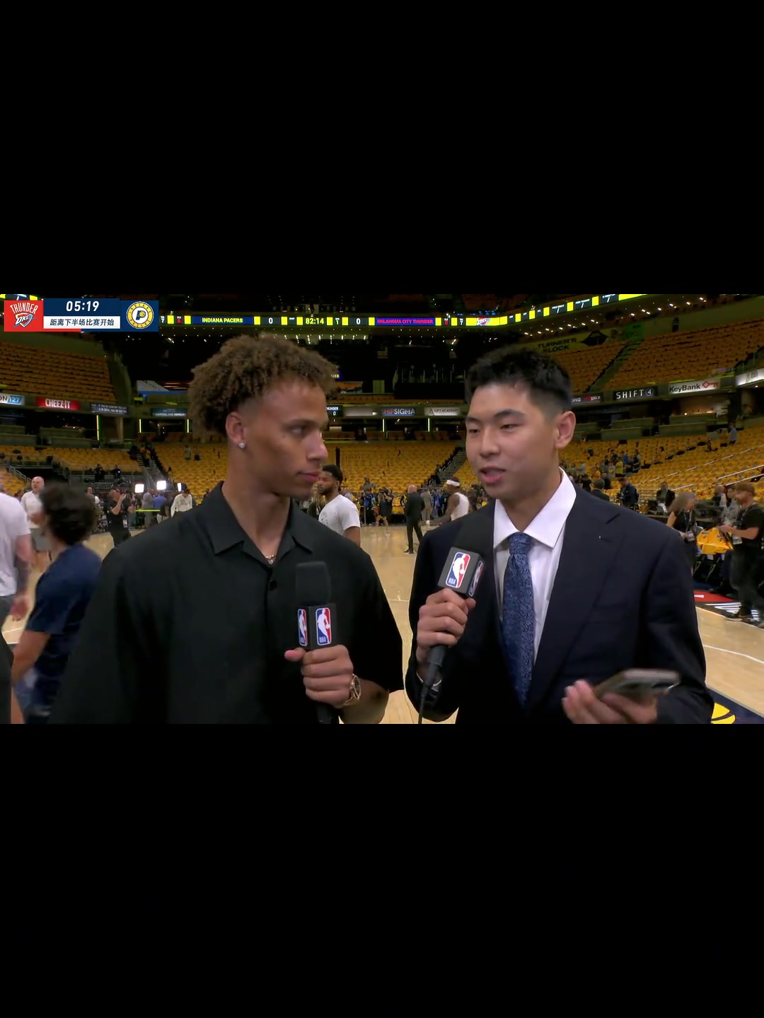 英語水平不錯啊籃網(wǎng)隊員崔永熙采訪戴森丹尼爾斯翻譯