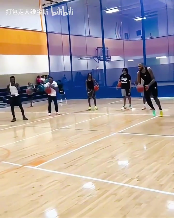 滿級大佬回新手村加福德現(xiàn)身野球場上演大風(fēng)車隔人暴扣