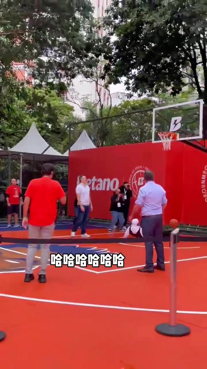 字母哥狠狠的摔在地 雄鹿管理層虎軀一震