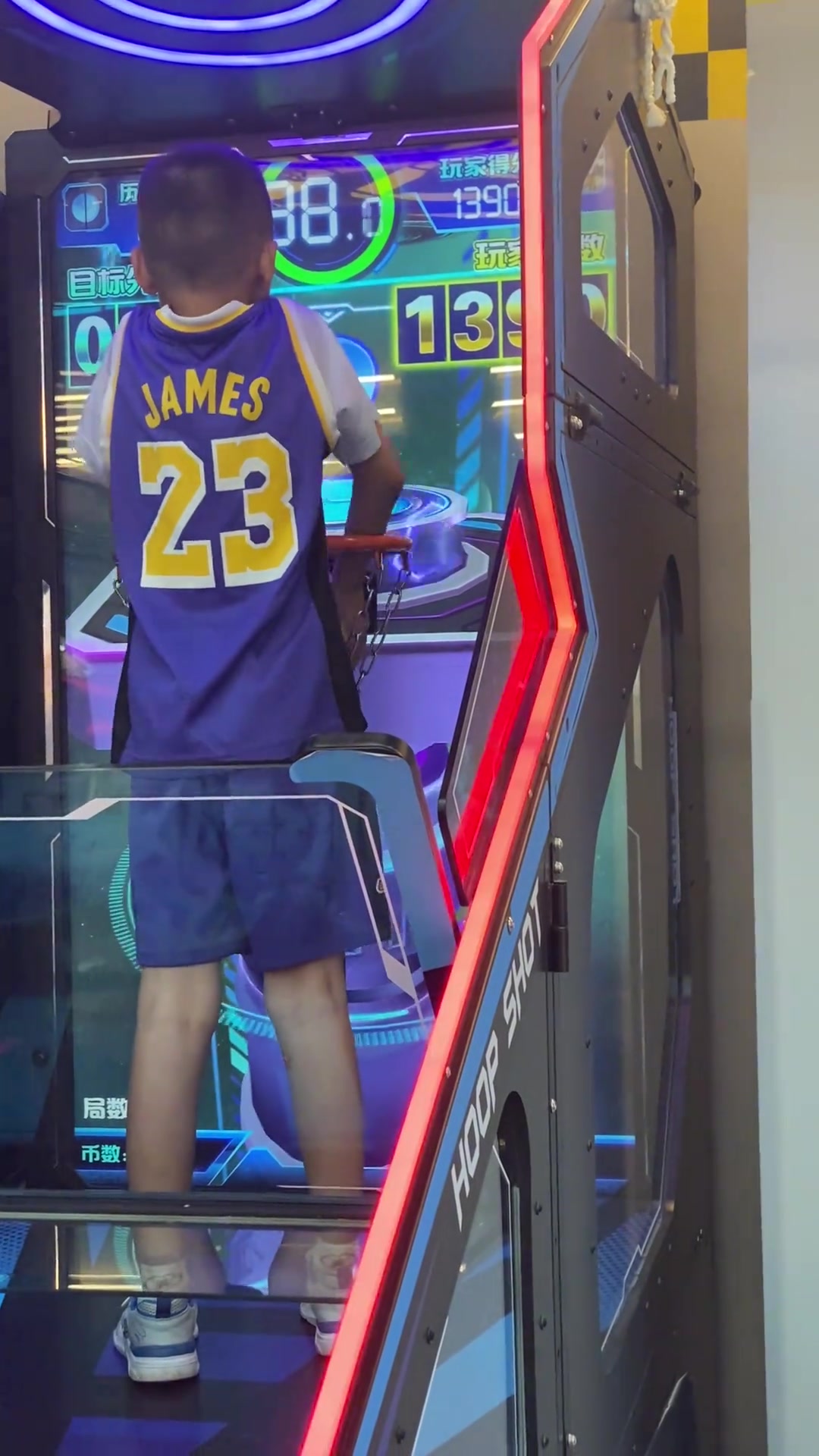 致敬歷史得分王小弟弟身穿詹姆斯23號(hào)球衣瘋狂刷分