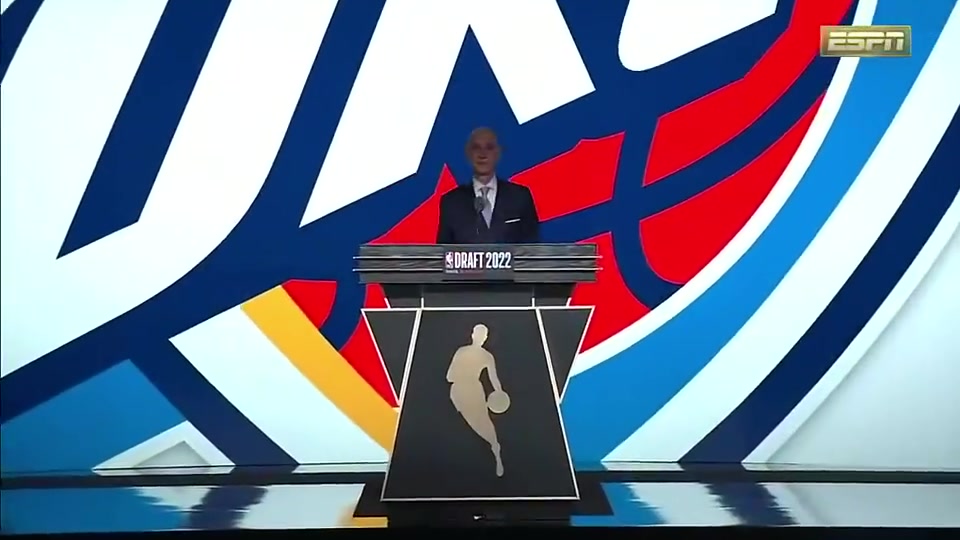 如今頂梁柱22年雷霆用交易喬治得到的快船選秀權(quán)選中杰倫威