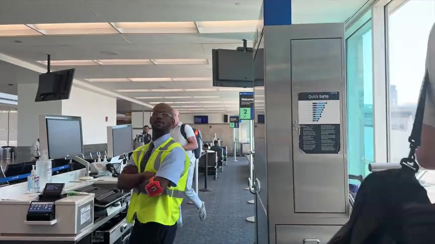 2米以上高個是如何坐飛機(jī)的看楊瀚森登機(jī)秒變折疊模式