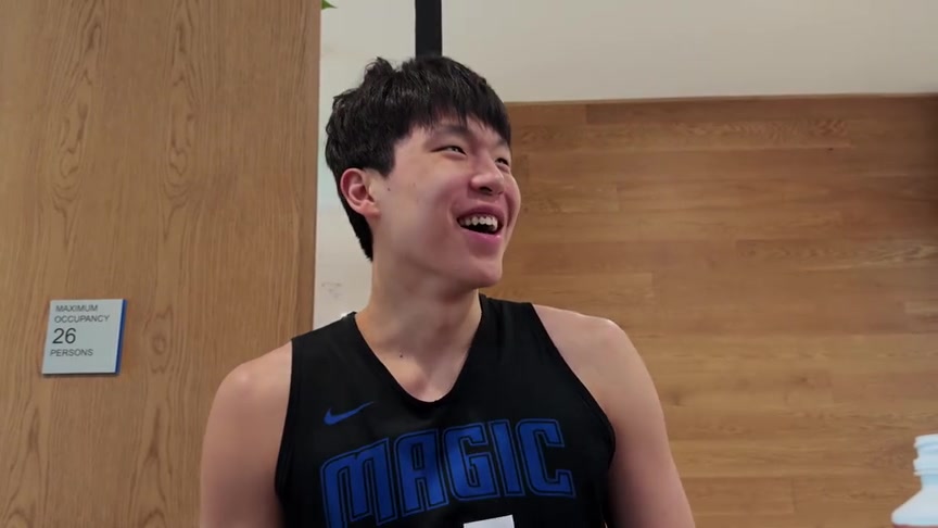 展現(xiàn)適應(yīng)能力楊瀚森與同級(jí)新秀交流英語(yǔ)進(jìn)步神速溝通流暢