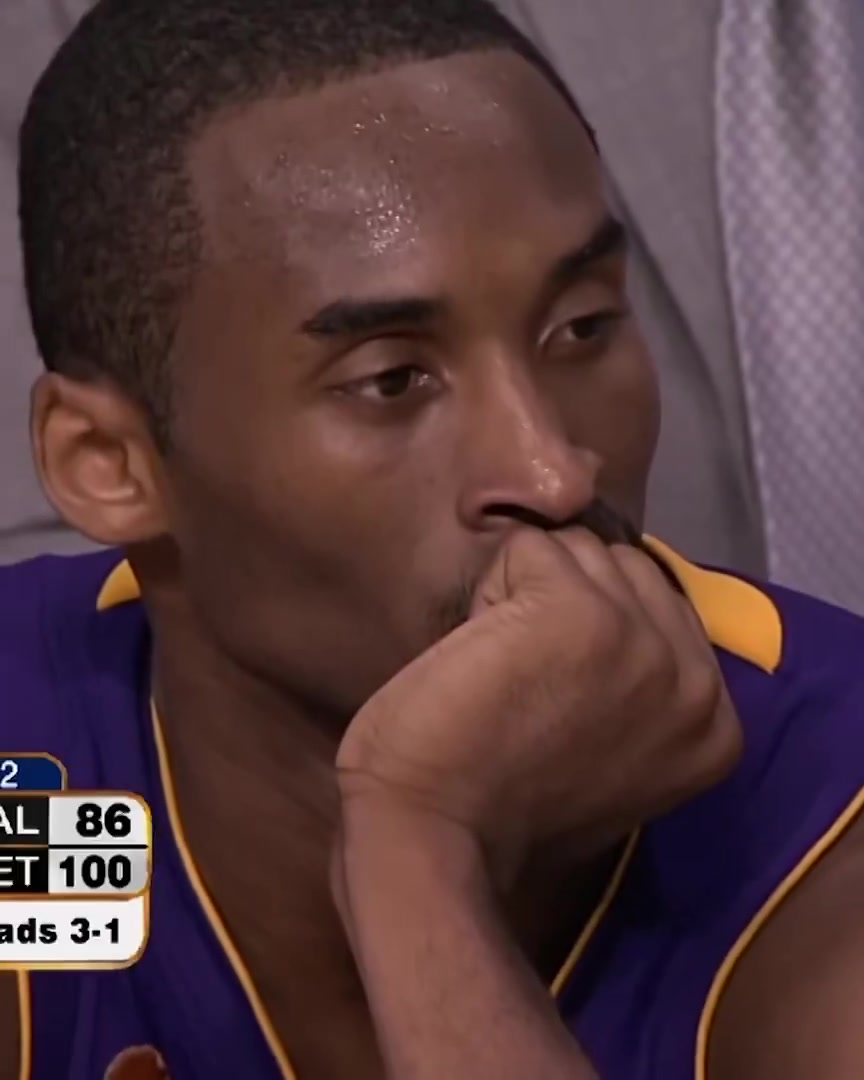 湖人科鯊?fù)醭淖詈髸r(shí)刻科比奧尼爾表情凝重目送活塞登頂