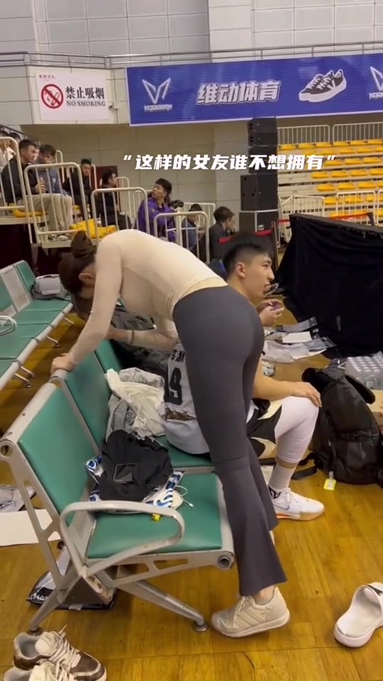 前華僑大學(xué)隊長周其默賽中休息女友為期按摩這也太幸福了吧