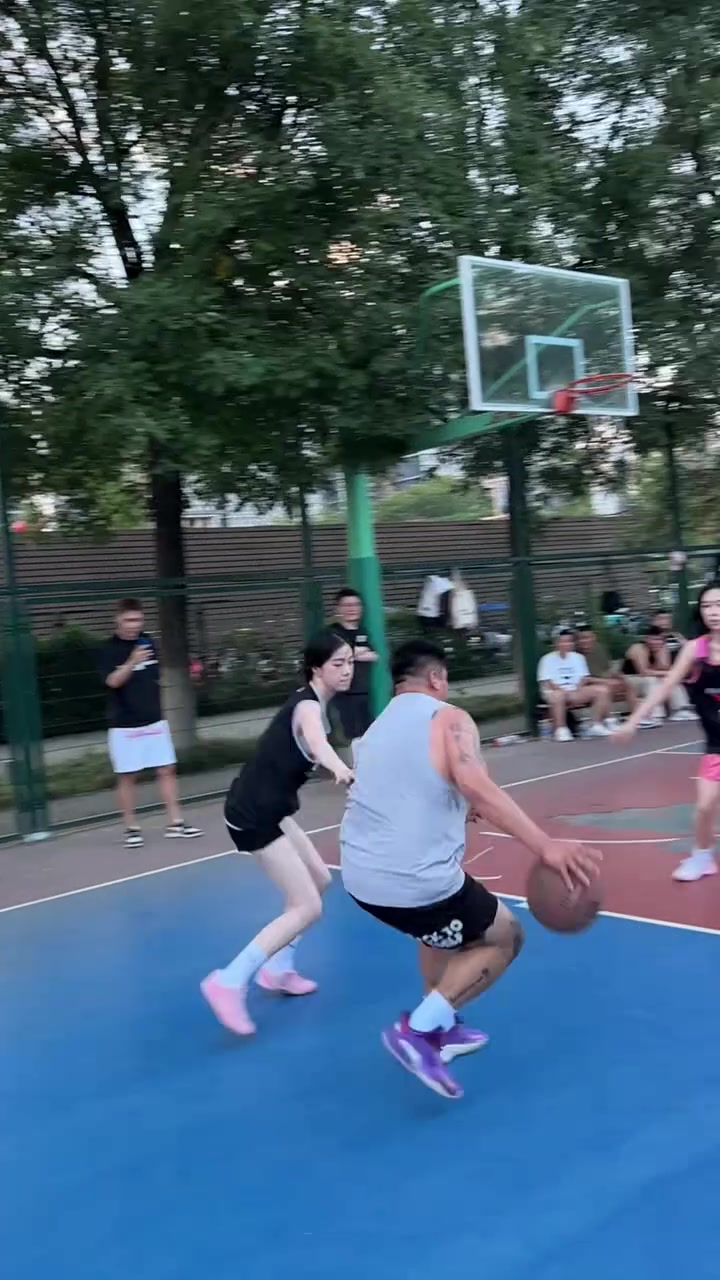 打籃球的女生真粘人啊好希望一個(gè)這樣的妹子防我