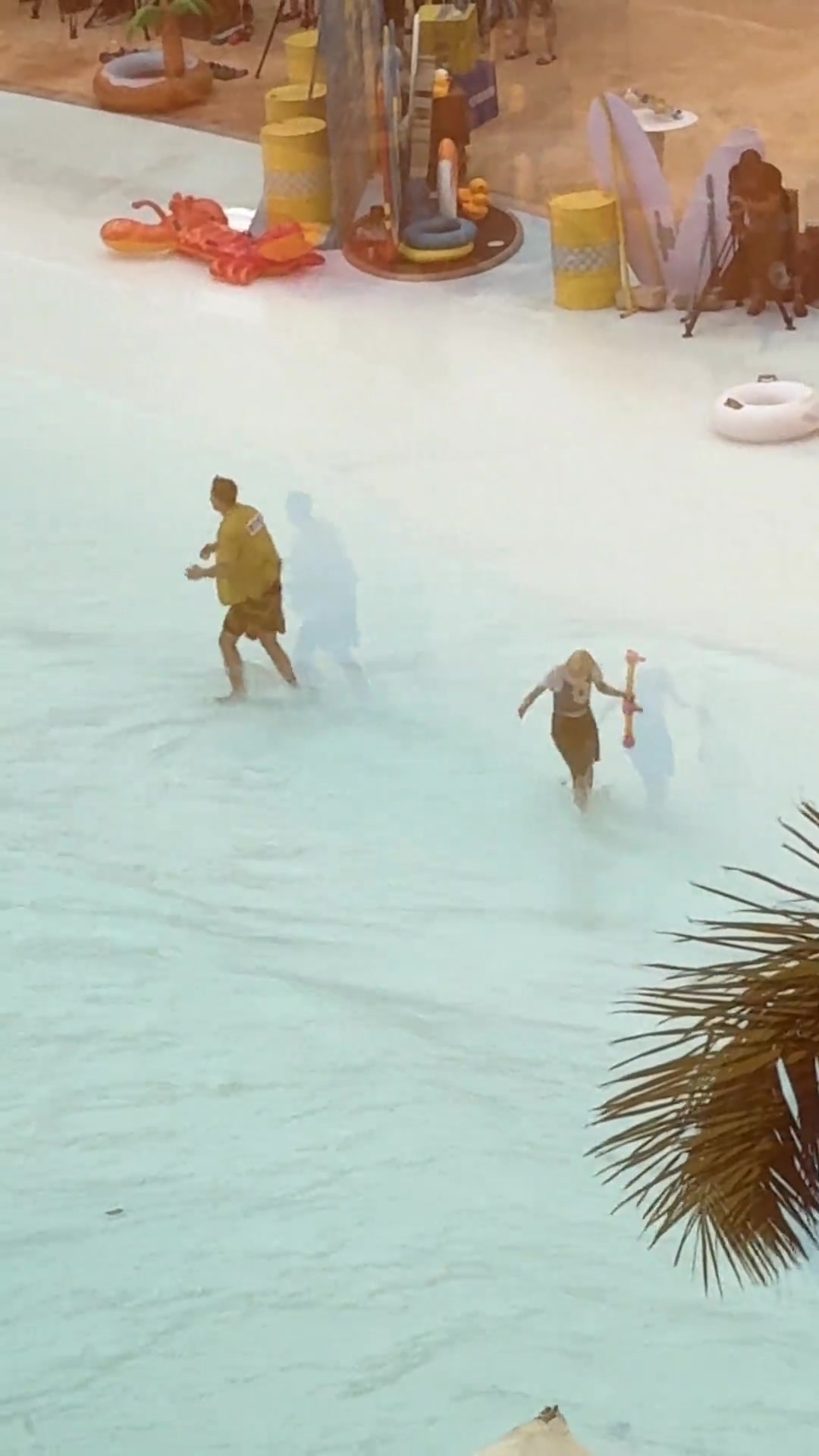 郭艾倫宋雨琦水中打鬧