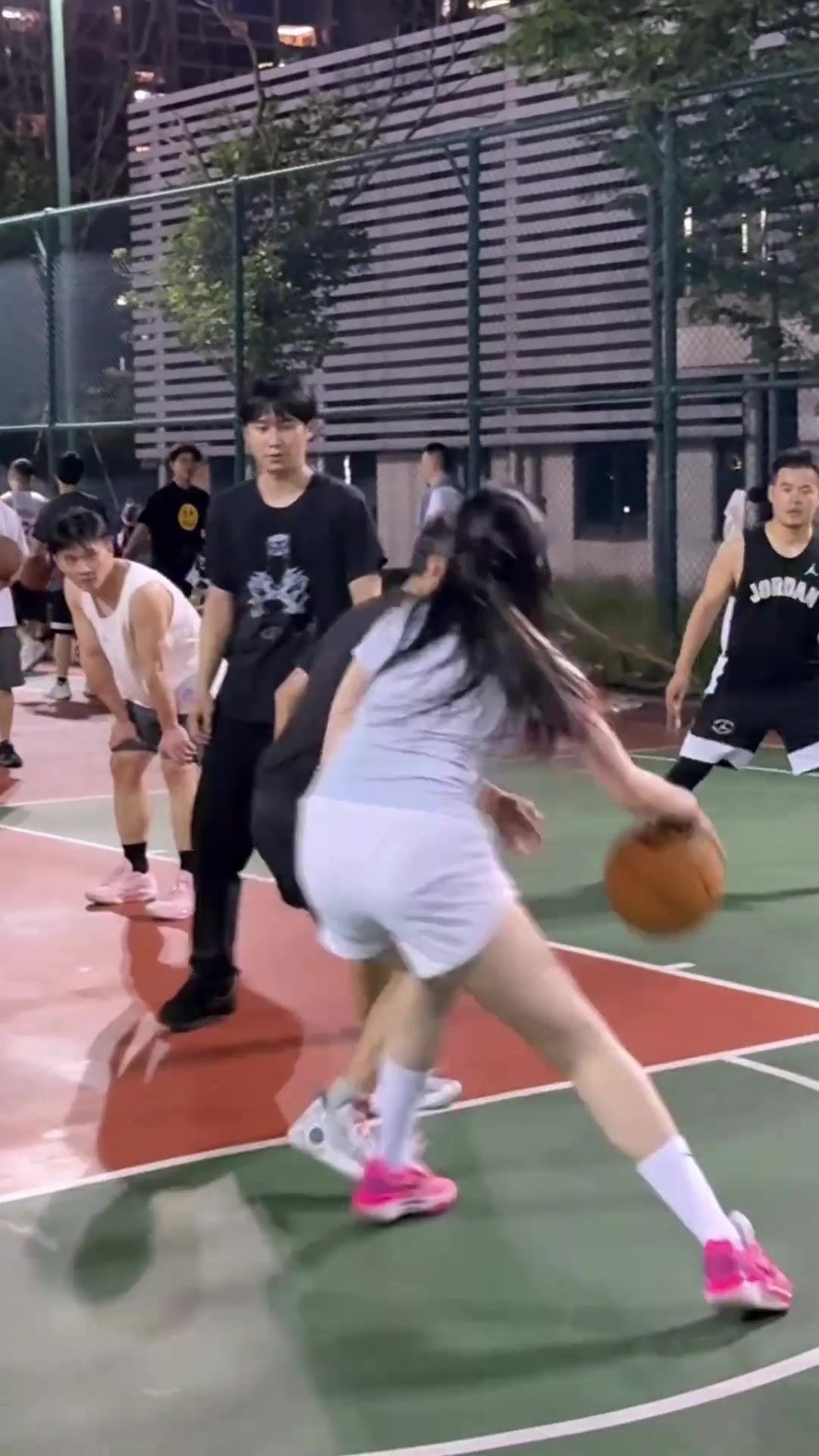 頂不住國產(chǎn)卡戴珊肘姐和大爺打球大爺你別防我 我怕你受傷