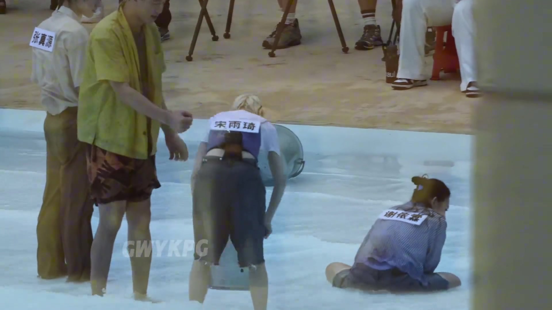 一點不手軟郭艾倫參加綜藝 一桶水直接澆到了女星宋雨琦頭上