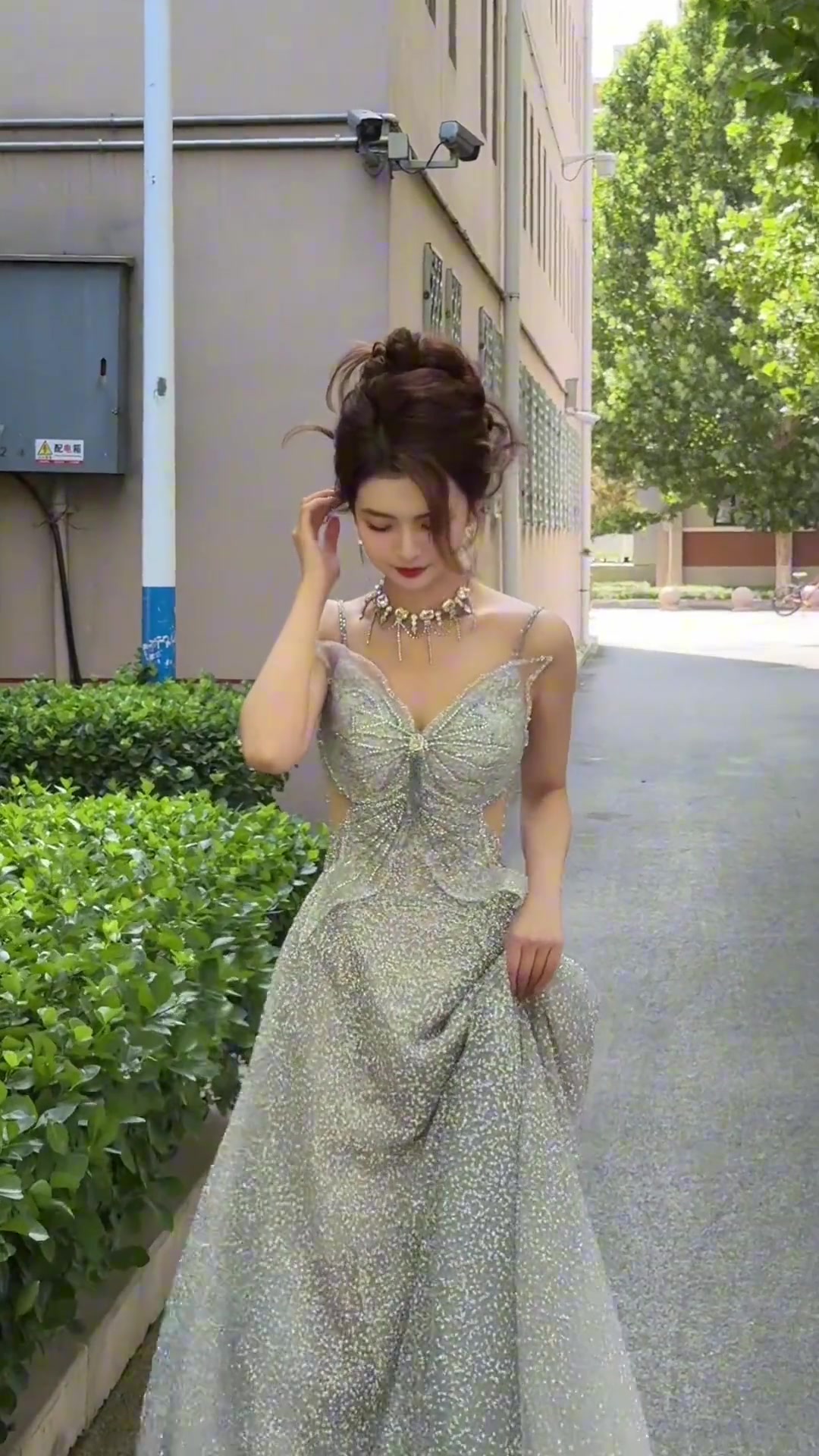 簡直美到發(fā)光騰訊女主播煉煉雪白的天色忽爾就炎夏