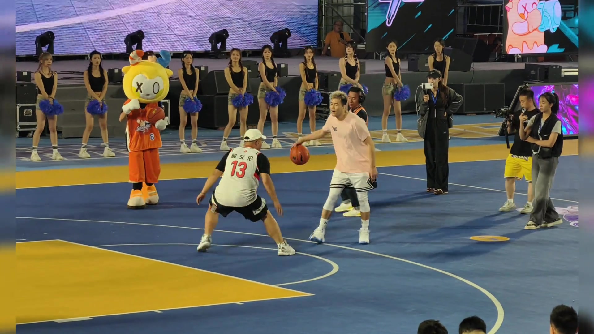 場邊這么多美女絲毫不影響郭艾倫命中三分球