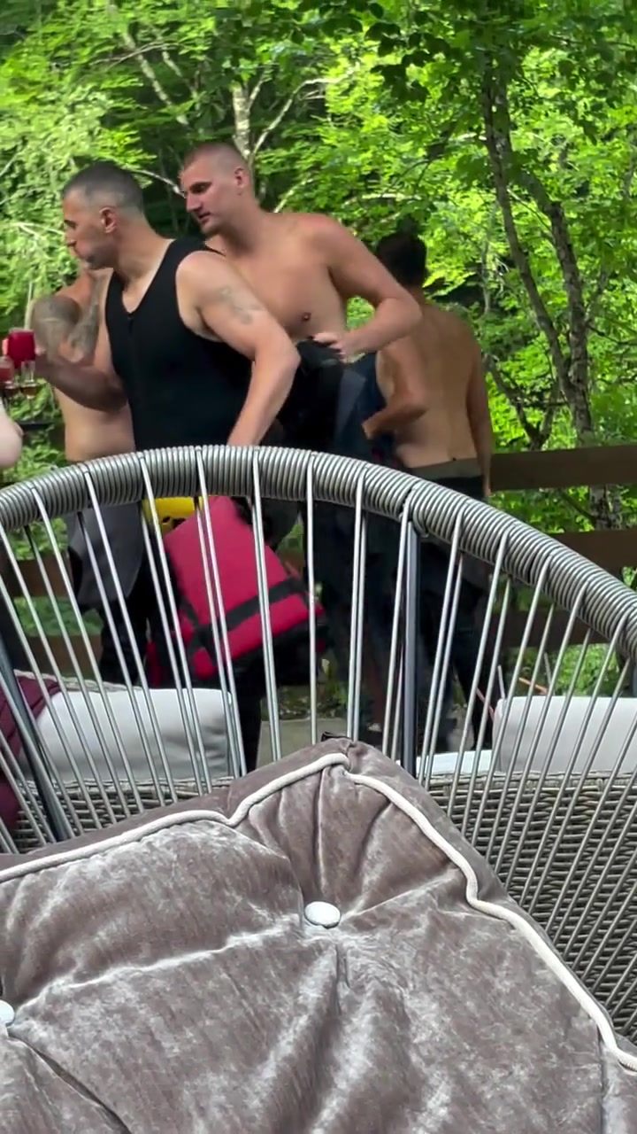 約基奇正在享受他的休賽期肚子讓人覺(jué)得他已經(jīng)退役了