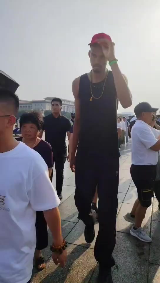 網(wǎng)友在天安門廣場偶遇文班亞馬這外國男的好高啊