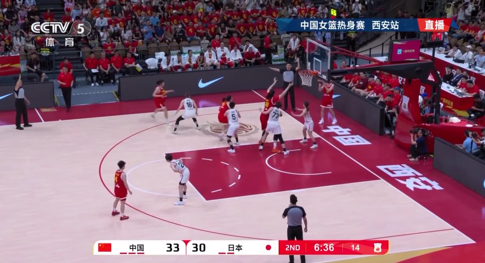 張子宇這球籃球高舉高打 像不像吧友們?nèi)テ圬?fù)小學(xué)生的場景