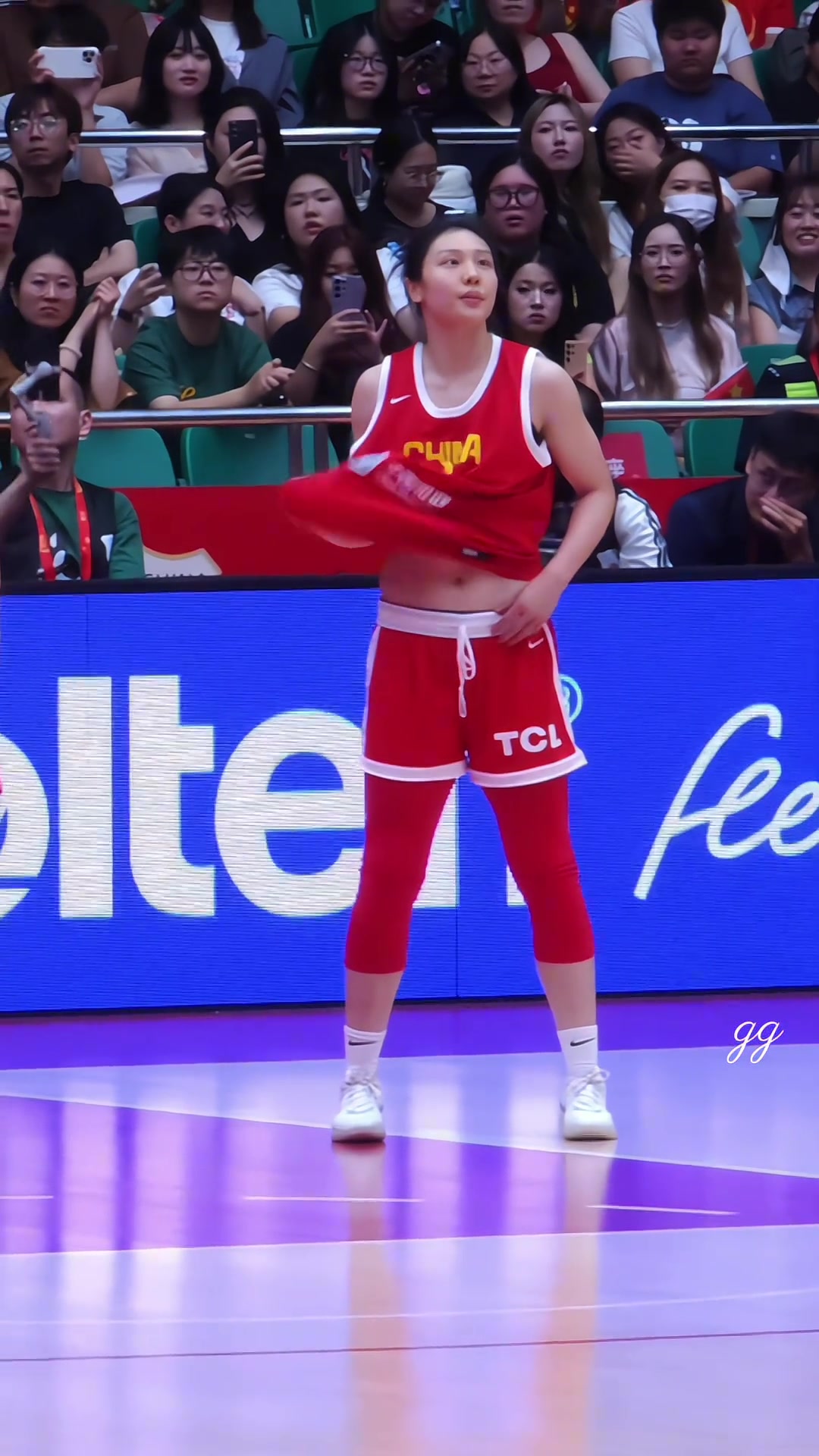 張茹最近越來(lái)越愛(ài)在球場(chǎng)上炫腹了