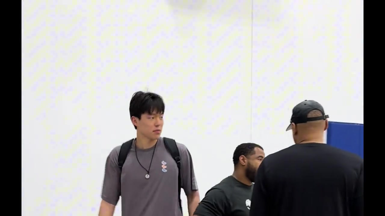 美女記者孟超剛落地洛杉磯 來探班楊瀚森 希望小楊吃好喝好