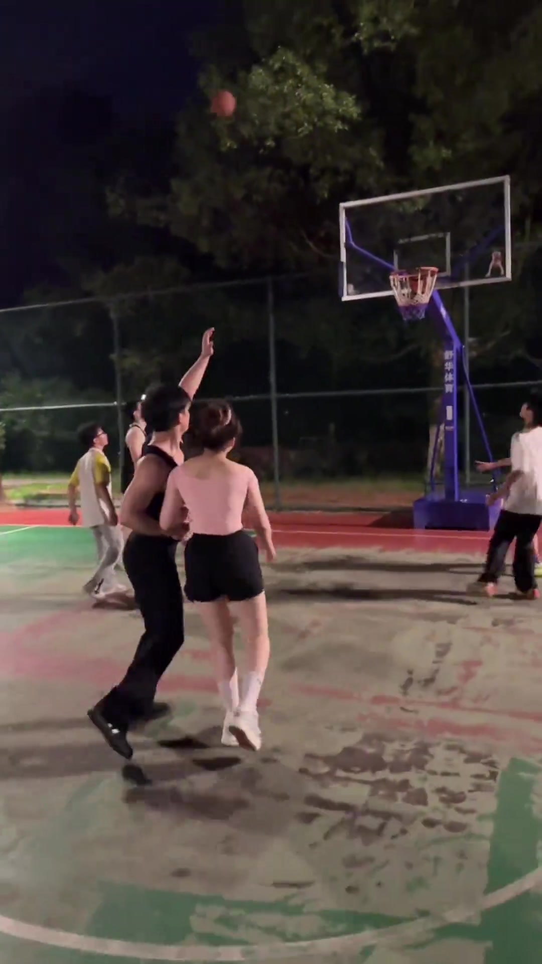 小姐姐野球場和一群壯漢搶籃板這算不算墊腳犯規(guī)