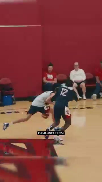 運(yùn)球晃退霍勒迪緊逼迎著濃眉進(jìn)三分弗拉格怎么也水不了吧