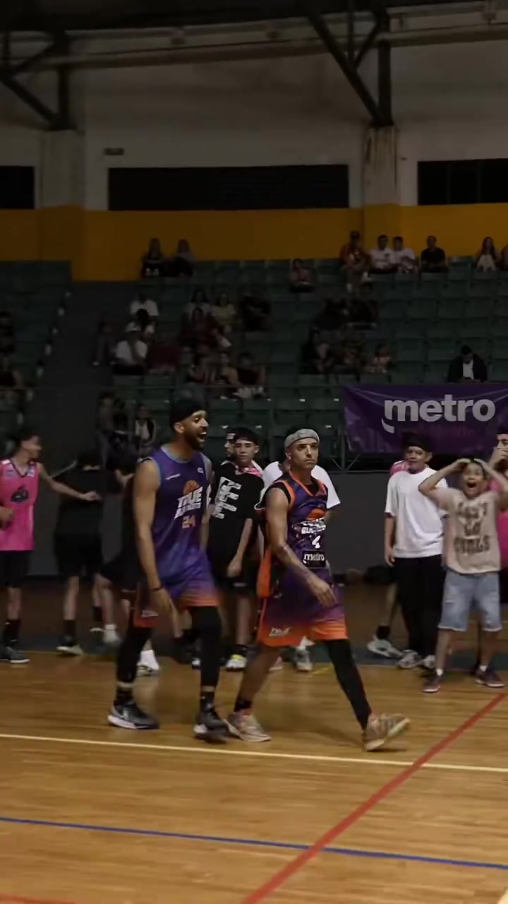 這波裝到了三分線外轉(zhuǎn)體360出手三分命中 可以吹一輩子啊