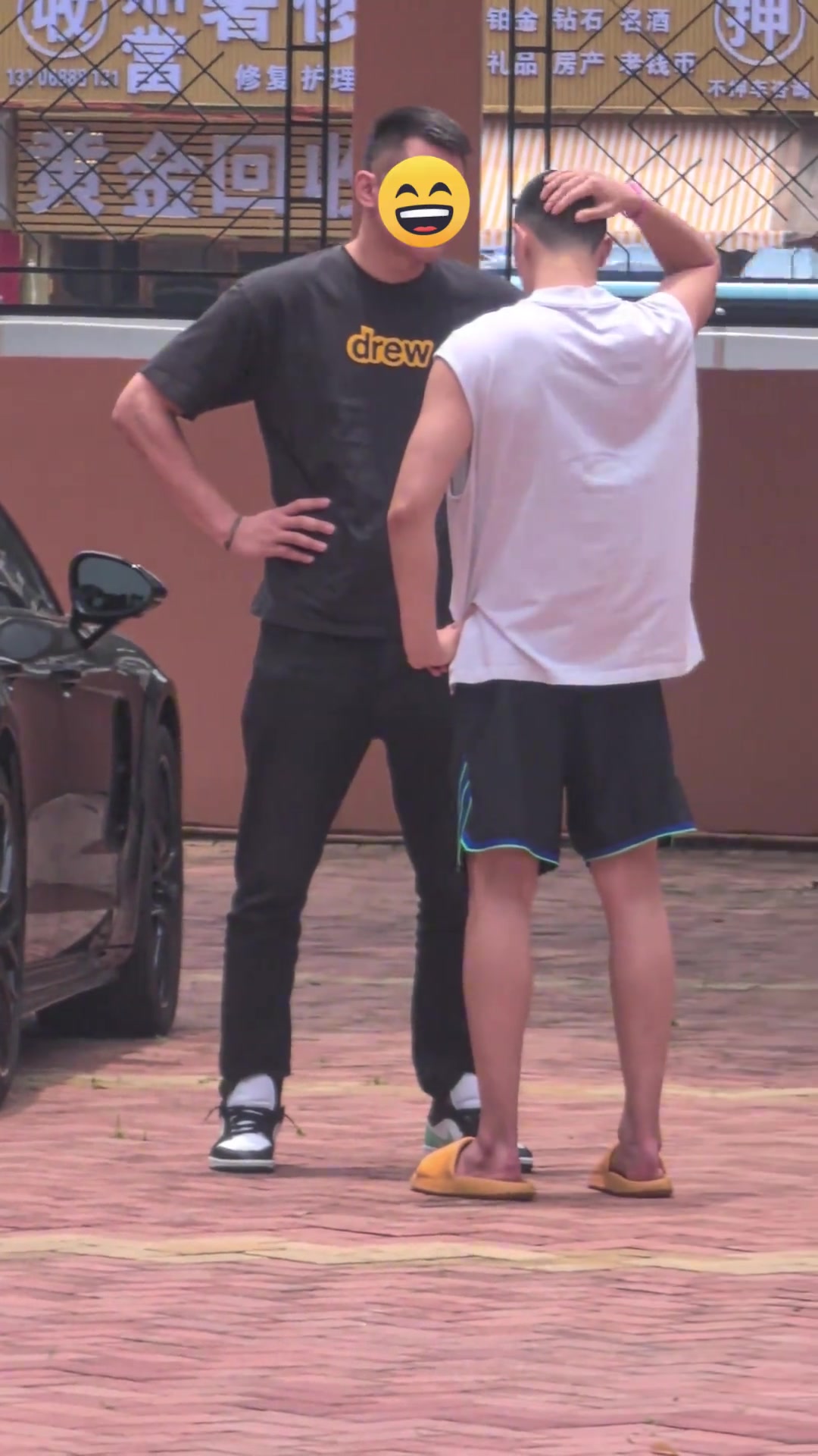 咋啦這是朱總和胡明軒說話 面紅耳赤的