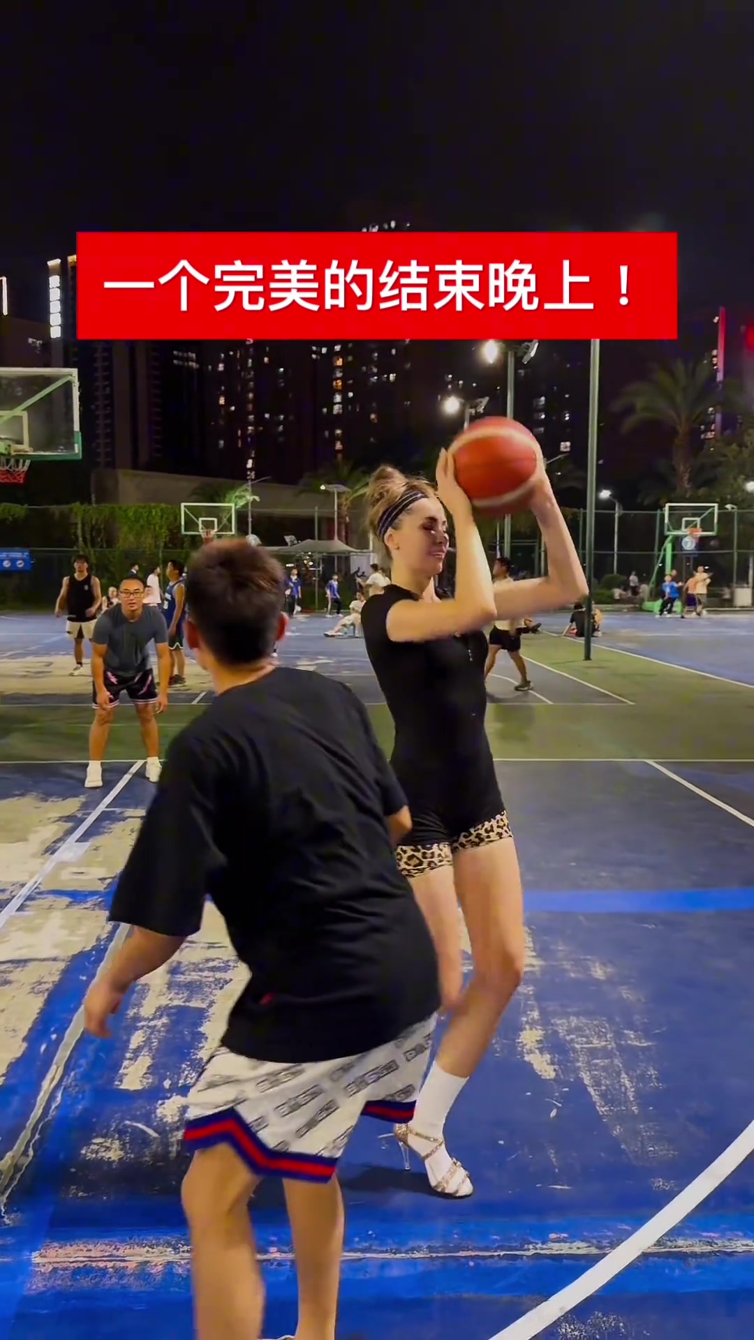 腿是真長(zhǎng)俄羅斯籃球女孩用腳完成搶斷 這都行