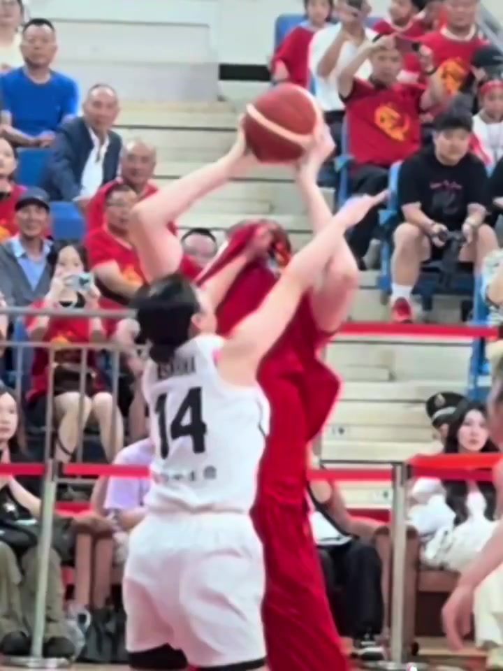 無所不用其極日本14號球員竟用拽衣蒙臉的方式來干擾張子宇