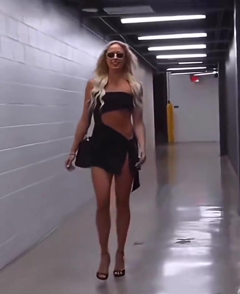 WNBA索菲坎寧安這入場(chǎng)穿搭也忒大膽了吧簡(jiǎn)直挪不開(kāi)眼睛了