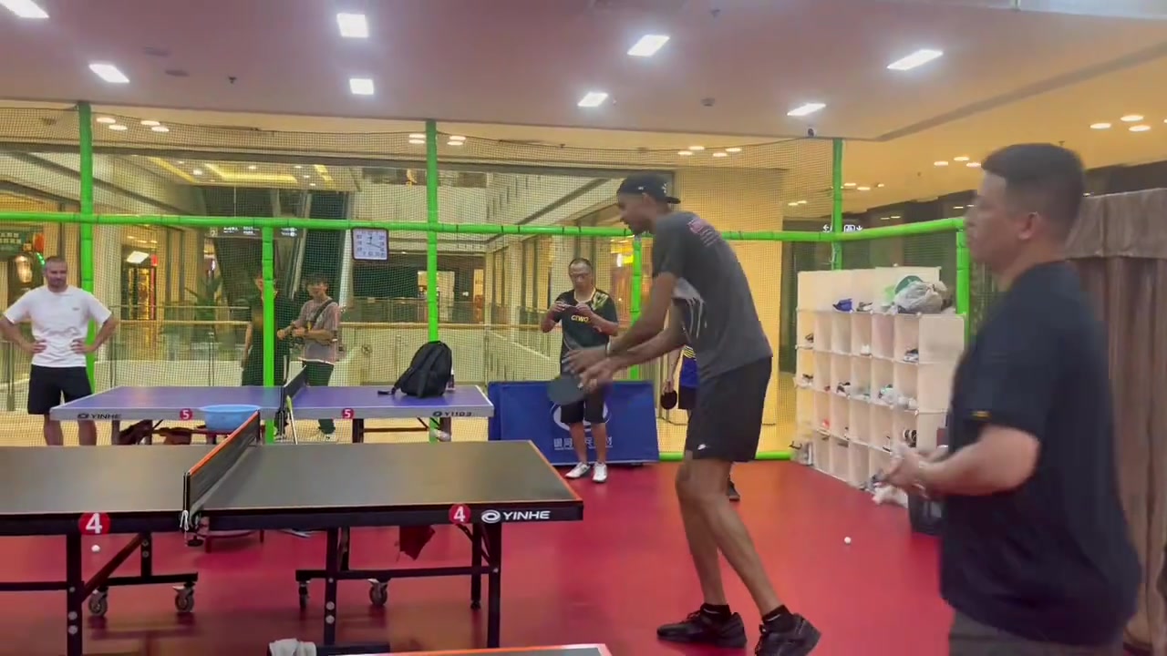 第一高僧打乒乓文班的膝蓋和球桌一樣高太離譜了